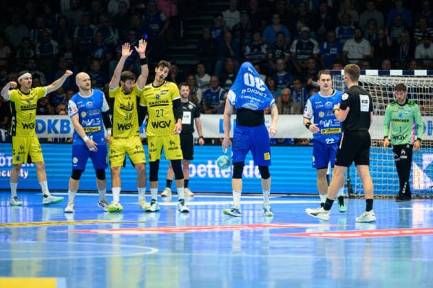 Dominik Solak, ThSV Eisenach, 30, with his jersey over his head; Peter Walz, ThSV Eisenach, 14; Malte Donker, TVB Stuttgart, 39; Philipp Meyer, TVB Stuttgart, 27; Mateusz Kornecki, TVB Stuttgart, 01, Felix Aellen (ThSV Eisenach), 22, Kasper Thorsen Lien (TVB Stuttgart), 07 GER, ThSV Eisenach vs. TVB Stuttgart, 1st Opel Handball Bundesliga, Handball, Matchday 7, 2026–2027 season, 7:00 p.m., October 1, 2026 GER, ThSV Eisenach vs. TVB Stuttgart, Opel Handball Bundesliga, Handball, Matchday 7, 2026–2027 season, 7:00 p.m., October 1, 2026, Eisenach Copyright: xMartinxHerbstx