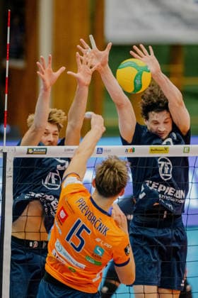 VOLLEYBALL - Coppa Pallavolo Senza Confini HARTBERG,AUSTRIA,01.OCT.26 - VOLLEYBALL - Coppa Pallavolo Senza Confini, VfB Friedrichshafen vs ACH Volley Ljubljana. Image shows Jaka Prevorcnik (Ljubljana) and Gustavo Maciel (Friedrichshafen).  GEPAxpictures xRomanxKoenigshofer