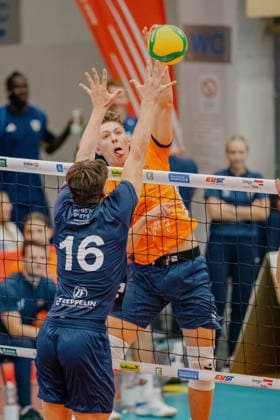 VOLLEYBALL - Coppa Pallavolo Senza Confini HARTBERG,AUSTRIA,01.OCT.26 - VOLLEYBALL - Coppa Pallavolo Senza Confini, VfB Friedrichshafen vs ACH Volley Ljubljana. Image shows Simon Kohn (Friedrichshafen) and Jaka Prevorcnik (Ljubljana).  GEPAxpictures xRomanxKoenigshofer