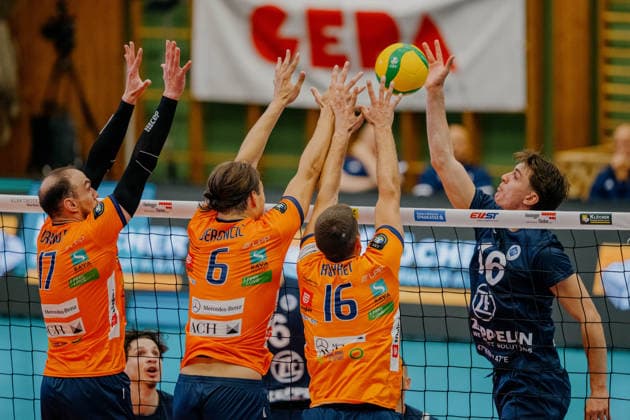 VOLLEYBALL - Coppa Pallavolo Senza Confini HARTBERG,AUSTRIA,01.OCT.26 - VOLLEYBALL - Coppa Pallavolo Senza Confini, VfB Friedrichshafen vs ACH Volley Ljubljana. Image shows Tine Urnaut, Rok Jeroncic, Gregor Ropret (Ljubljana) and Simon Kohn (Friedrichshafen).  GEPAxpictures xRomanxKoenigshofer