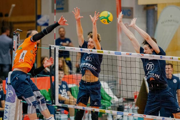 VOLLEYBALL - Coppa Pallavolo Senza Confini HARTBERG,AUSTRIA,01.OCT.26 - VOLLEYBALL - Coppa Pallavolo Senza Confini, VfB Friedrichshafen vs ACH Volley Ljubljana. Image shows Marko Ivovic (Ljubljana), Pierre Toledo and Gustavo Maciel (Friedrichshafen).  GEPAxpictures xRomanxKoenigshofer