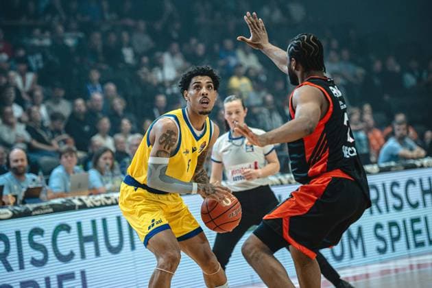easycredit BBL Basketball Bundesliga 2026–2027 Make-up Game, Matchday 1: Science City Jena vs. RASTA Vechta on October 1, 2026. From left: Terrence Edwards Jr. (Jena) with the ball against Pandi Lloyd (Vechta) at Sparkassen Arena