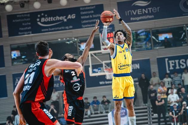 easycredit BBL Basketball Bundesliga 2026–2027 Make-up Game, Matchday 1: Science City Jena vs. RASTA Vechta on October 1, 2026—Terrence Edwards Jr. of Jena shooting at the Sparkassen Arena