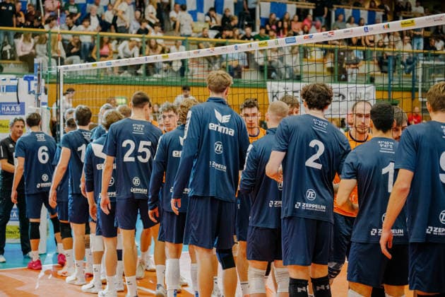 VOLLEYBALL - Coppa Pallavolo Senza Confini HARTBERG,AUSTRIA,01.OCT.26 - VOLLEYBALL - Coppa Pallavolo Senza Confini, VfB Friedrichshafen vs ACH Volley Ljubljana. Image shows both teams.  GEPAxpictures xRomanxKoenigshofer