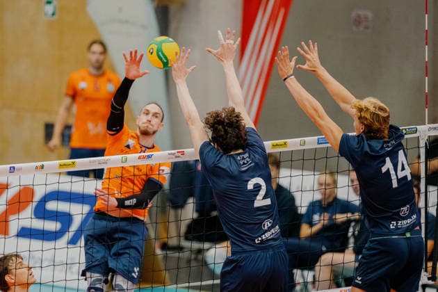 VOLLEYBALL - Coppa Pallavolo Senza Confini HARTBERG,AUSTRIA,01.OCT.26 - VOLLEYBALL - Coppa Pallavolo Senza Confini, VfB Friedrichshafen vs ACH Volley Ljubljana. Image shows Marko Ivovic (Ljubljana), Gustavo Antonio Maciel and Parker Van Buren (Friedrichshafen).  GEPAxpictures xRomanxKoenigshofer