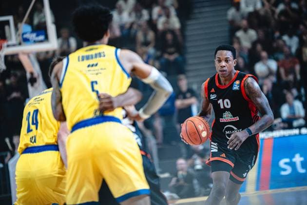 easycredit BBL Basketball Bundesliga 2026–2027 Make-up Game, Matchday 1: Science City Jena vs. RASTA Vechta on October 1, 2026; Justin Edler Davis, Vechta on the Ball, Sparkassen Arena