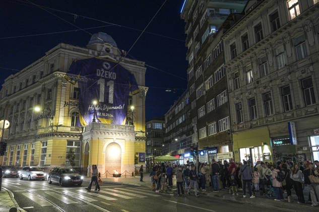 Bosnian football player Edin Dzeko retire from national team, Nationalteam SARAJEVO, BOSNIA AND HERZEGOVINA - OCTOBER 1: A giant national team jersey bearing the name and number of Bosnia and Herzegovina captain Edin Dzeko is displayed in Sarajevo ahead of the legendary striker s farewell match for the national team in Sarajevo, Bosnia and Herzegovina on October 1, 2026. Samir Jordamovic Anadolu Sarajevo Bosnia and Herzegovina. Editorial use only. Please get in touch for any other usage.  Copyright: x2026xAnadoluxSamirxJordamovicx