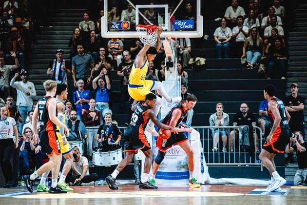 easycredit BBL Basketball Bundesliga 2026–2027 Make-up Game, Matchday 1: Science City Jena vs. RASTA Vechta on October 1, 2026; Ira Lee of Jena dunks over Tibor Pleiß at the Vechta Sparkassen Arena