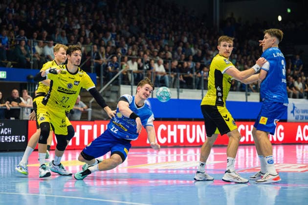 Felix Aellen, ThSV Eisenach, 22, Philipp Meyer, TVB Stuttgart, 27, Linus Schmid, TVB Stuttgart, 19, Simone Mengon, TVB Stuttgart, 15, Oskar Joelsson, ThSV Eisenach, 03 GER, ThSV Eisenach vs. TVB Stuttgart, Opel Handball Bundesliga 1, Handball, Matchday 7, 2026–2027 Season, 7:00 p.m., October 1, 2026 GER, ThSV Eisenach vs. TVB Stuttgart, 1st Opel Handball Bundesliga, Handball, Matchday 7, 2026–2027 season, 7:00 p.m., October 1, 2026 Eisenach Copyright: xMartinxHerbstx