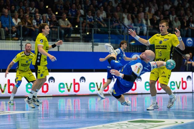 Peter Walz, ThSV Eisenach, 14, Max Haefner, TVB Stuttgart, 03, Patrick Zieker (TVB Stuttgart), 25, Simone Mengon (TVB Stuttgart), 15 GER, ThSV Eisenach vs. TVB Stuttgart, 1 Opel Handball Bundesliga, Handball, Matchday 7, 2026–2027 Season, 7:00 p.m., October 1, 2026 GER, ThSV Eisenach vs. TVB Stuttgart, 1st Opel Handball Bundesliga, Handball, Matchday 7, 2026–2027 season, 7:00 p.m., October 1, 2026 Eisenach Copyright: xMartinxHerbstx