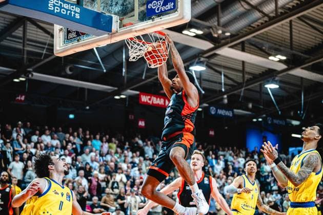 easycredit BBL Basketball Bundesliga 2026–2027 Make-up Game, Matchday 1: Science City Jena vs. RASTA Vechta on October 1, 2026. Armaan Franklin of Vechta with a thunderous dunk; Isaiah Moses (left) can only watch. Sparkassen Arena