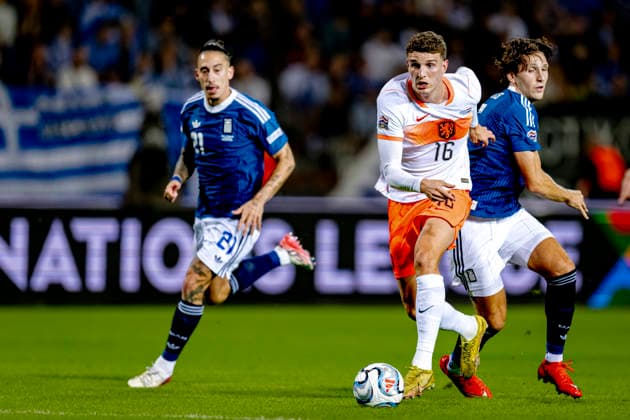 THESSALONIKI, Greece: Greek defender Kostas Tsimikas and Dutch midfielder Guus Til during the UEFA Nations League match between Greece and the Netherlands at Toumba Stadium on October 1, 2026, in Thessaloniki, Greece. Photo by DeFodi Images
