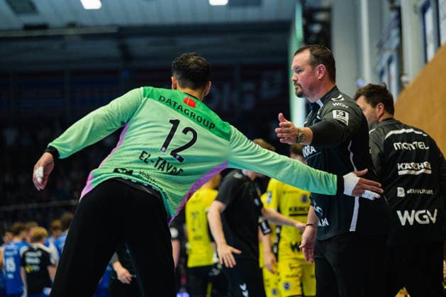Misha Kaufmann of TVB Stuttgart, coach, and Mohamed Essam Moustafa El Tayar of TVB Stuttgart, 12, high-five each other just before the final whistle, GER, ThSV Eisenach vs. TVB Stuttgart, 1 Opel Handball Bundesliga, Handball, Matchday 7, 2026–2027 season, 7:00 p.m., October 1, 2026, GER, ThSV Eisenach vs. TVB Stuttgart, 1st Opel Handball Bundesliga, Handball, Matchday 7, 2026–2027 season, 7:00 p.m., October 1, 2026, Eisenach Copyright: xMartinxHerbstx