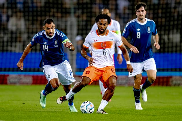 THESSALONIKI, Greece: Greece forward Vangelis Pavlidis and Netherlands midfielder Quinten Timber during the UEFA Nations League match between Greece and the Netherlands at Toumba Stadium on October 1, 2026, in Thessaloniki, Greece. Photo by DeFodi Images