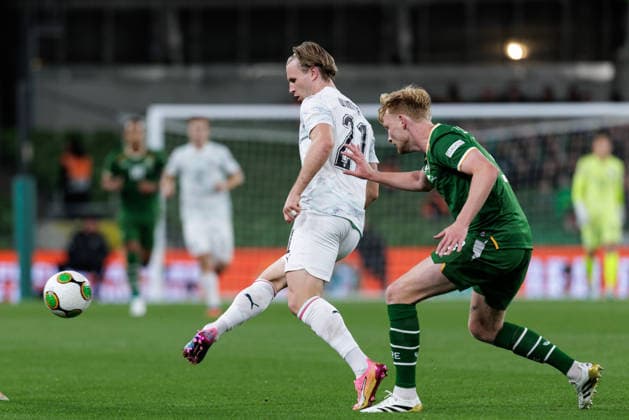 SOCCER - NL, IRL vs AUT DUBLIN,IRELAND,01.OCT.26 - SOCCER - UEFA Nations League, OEFB international match, Länderspiel, Nationalmannschaft Ireland vs Austria. Image shows Patrick Wimmer (AUT) and Liam Scales (IRL).  GEPAxpictures xArminxRauthner