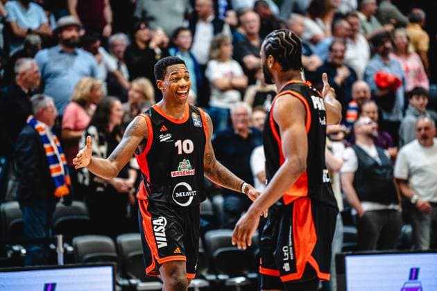 easycredit BBL Basketball Bundesliga 2026–2027 Rescheduled Game, Matchday 1: Science City Jena vs. RASTA Vechta on October 1, 2026. From left: Justin Edler Davis of Vechta high-fives teammate Armaan Franklin at Sparkassen Arena.