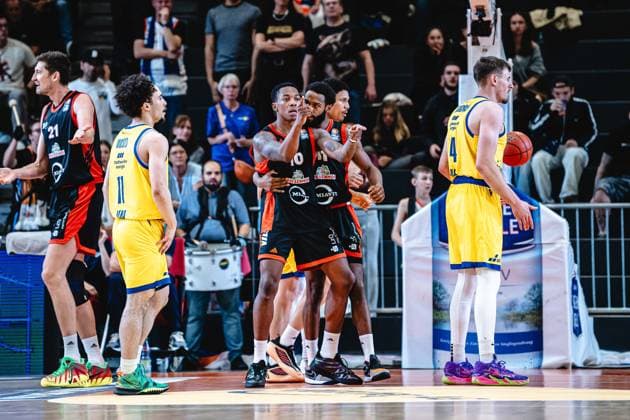 easycredit BBL Basketball Bundesliga 2026–2027 Make-up Game, Matchday 1: Science City Jena vs. RASTA Vechta on October 1, 2026. Center Justin Edler Davis of Vechta does a little dance after scoring a basket at Sparkassen Arena.