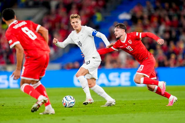 Soccer, Nations League: Wales vs. Norway, Nations League, Cardiff, Wales 20261001 Norway’s Martin Ødegaard in a duel with Wales’ Liam Cullen during the international soccer match between Wales and Norway in the Nations League at Cardiff City Stadium. Photo: Lise Aserud, NTB, Cardiff, Wales. EDITORIAL USE ONLY. RESTRICTED USE FOR BETTING COMPANIES.  Copyright: xLisexAserudxx xNTBx