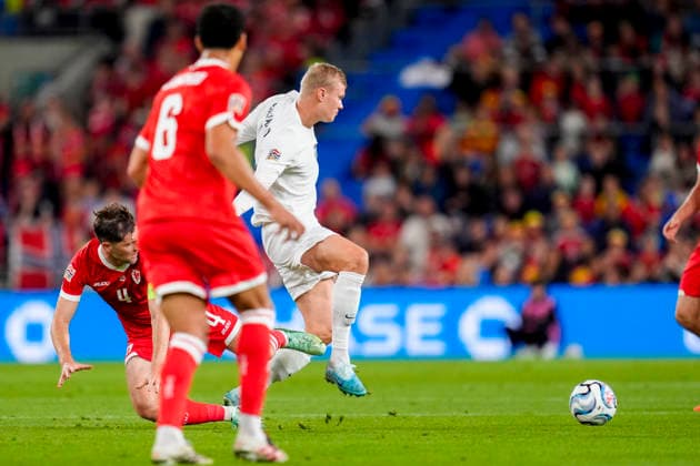 Soccer, Nations League: Wales vs. Norway, Cardiff, Wales 20261001 Norway’s Erling Braut Haaland and Wales’ Ben Davies during the international soccer match between Wales and Norway in the Nations League at Cardiff City Stadium. Photo: Lise Aserud, NTB, Cardiff, Wales. EDITORIAL USE ONLY. RESTRICTED USE FOR BETTING COMPANIES  Copyright: xLisexAserudxx xNTBx