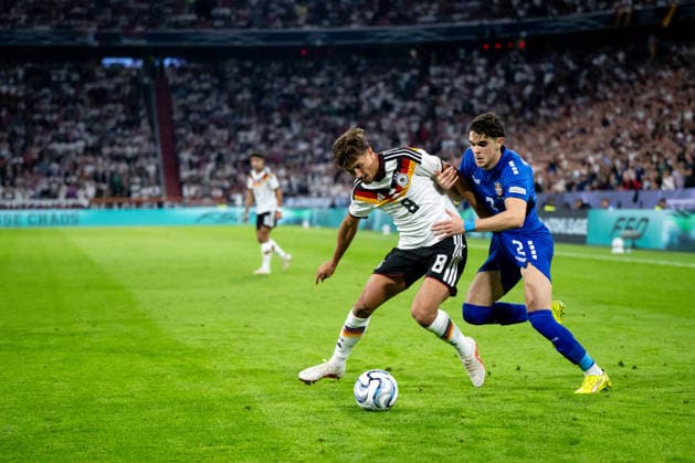 October 1, 2026, GER, Soccer, Men s, UEFA Nations League International Match, League A, Matchday 3, Germany vs. Serbia; Tom Bischof (Germany), No. 8, in a tackle with Lazar Samardzic (Serbia), No. 21, at the Allianz Arena in Munich, Bavaria, Germany Copyright: xNordphoto Memmlerx