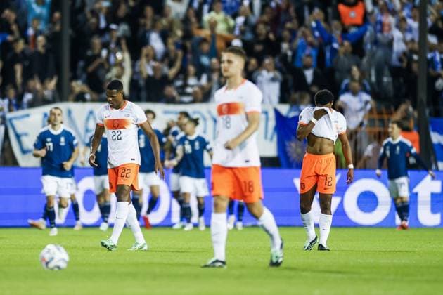 THESSALONIKI - Denzel Dumfries of the Netherlands, Joey Veerman of the Netherlands and JurriÃ«n Timber of the Netherlands (lr) react after falling 0-1 behind during the UEFA Nations League match between Greece and the Netherlands at the Toumba Stadium on October 1, 2026 in Greece. KOEN VAN WEEL ANP xVIxANPxSportx xxANPxIVx 571090172 originalFilename: 571090172.jpg