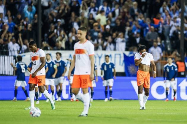 THESSALONIKI - Denzel Dumfries of the Netherlands, Joey Veerman of the Netherlands and JurriÃ«n Timber of the Netherlands (lr) react after falling 0-1 behind during the UEFA Nations League match between Greece and the Netherlands at the Toumba Stadium on October 1, 2026 in Greece. KOEN VAN WEEL ANP xVIxANPxSportx xxANPxIVx 571090267 originalFilename: 571090267.jpg