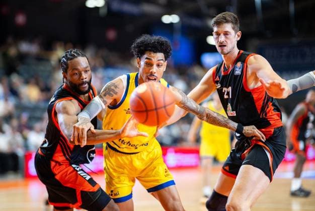 BASKETBALL EASYCREDIT BBL MATCHDAY 1 SCIENCE CITY JENA RASTA VECHTA ** FOR EDITORIAL USE ONLY ** EDITORIAL USE ONLY ** p 01 10 2026 Jena Basketball easyCredit BBL 1 Basketball Bundesliga 2026–2027 Season Matchday 1 Sparkassen Arena Science City Jena RASTA Vechta in the photo: Lloyd Pandi 2 RASTA Vechta, Terrence Edwards Jr. 5 Science City Jena, Tibor Pleiß 21 RASTA Vechta Germany Thuringia Jena Copyright SaschaxFromm Copyright: SaschaxFromm doc87ufa561x131mnxetu0g ,EDITORIAL USE ONLY Copyright: SaschaxFromm