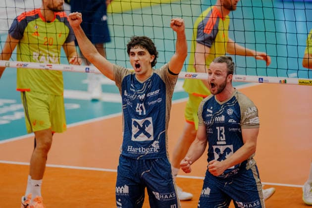 VOLLEYBALL - Coppa Pallavolo Senza Confini HARTBERG,AUSTRIA,01.OCT.26 - VOLLEYBALL - Coppa Pallavolo Senza Confini, TSV Hartberg vs Verona Volley. Image shows the rejoicing of Paul Scheiblhofer and Max Thaller (Hartberg).  GEPAxpictures xRomanxKoenigshofer