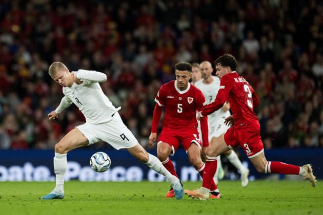261001 Erling Braut Haaland of Norway and Ethan Ampadu and Neco Williams of Wales during the Nations League soccer match between Wales and Norway on October 1, 2026 in Cardiff. Photo by Vegard Grott, BILDBYRAN. Code: VG VG1015 bbeng soccer football fotball Nations League international match Norway Wales bbeng soccer football fotball Nations League international match Norway Wales  Copyright: VEGARDxGRoTT BB261001VG039