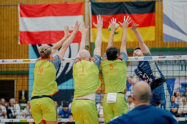 VOLLEYBALL - Coppa Pallavolo Senza Confini HARTBERG,AUSTRIA,01.OCT.26 - VOLLEYBALL - Coppa Pallavolo Senza Confini, TSV Hartberg vs Verona Volley. Image shows Lukas Glatz, Aiden Zingel, Kellian Motta Paes and Clemens Ecker (Hartberg).  GEPAxpictures xRomanxKoenigshofer