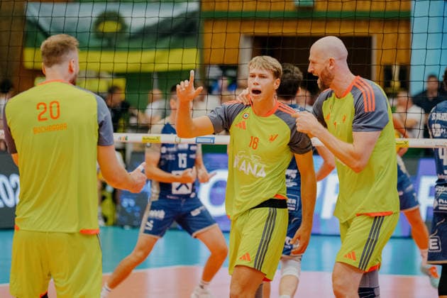 VOLLEYBALL - Coppa Pallavolo Senza Confini HARTBERG,AUSTRIA,01.OCT.26 - VOLLEYBALL - Coppa Pallavolo Senza Confini, TSV Hartberg vs Verona Volley. Image shows the rejoicing of Lukas Glatz (Verona).  GEPAxpictures xRomanxKoenigshofer