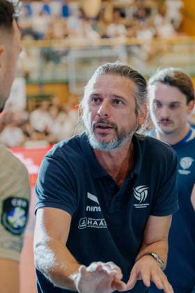 VOLLEYBALL - Coppa Pallavolo Senza Confini HARTBERG,AUSTRIA,01.OCT.26 - VOLLEYBALL - Coppa Pallavolo Senza Confini, TSV Hartberg vs Verona Volley. Image shows head coach Markus Hirczy (Hartberg).  GEPAxpictures xRomanxKoenigshofer