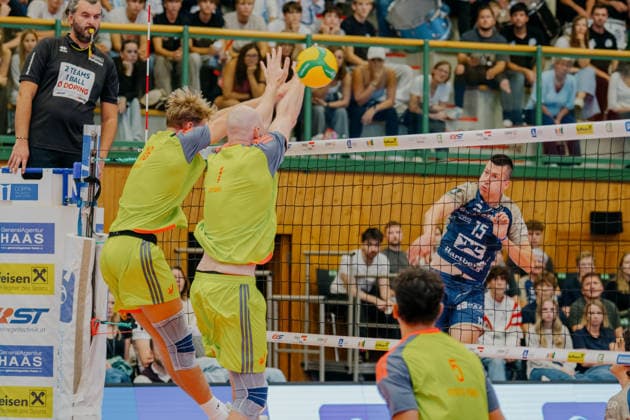 VOLLEYBALL - Coppa Pallavolo Senza Confini HARTBERG,AUSTRIA,01.OCT.26 - VOLLEYBALL - Coppa Pallavolo Senza Confini, TSV Hartberg vs Verona Volley. Image shows Lukas Glatz, Aiden Zingel (Verona) and Dorde Knezevic (Hartberg).  GEPAxpictures xRomanxKoenigshofer