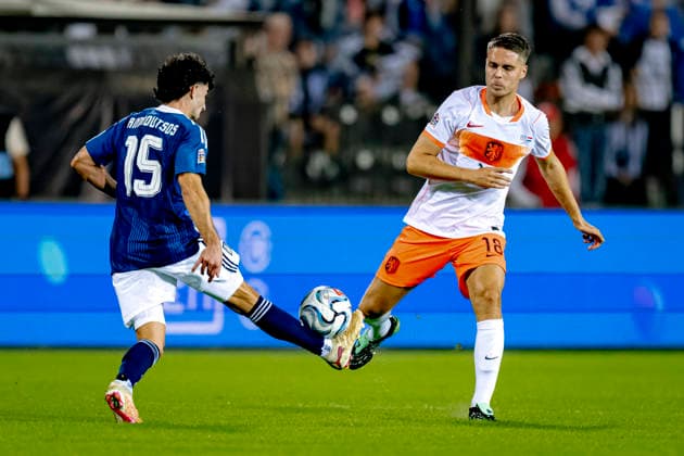 THESSALONIKI: Greece midfielder Thanasis Androutsos and the Netherlands midfielder Joey Veerman during the UEFA Nations League match between Greece and the Netherlands at Toumba Stadium on October 1, 2026, in Thessaloniki, Greece. Photo by DeFodi Images
