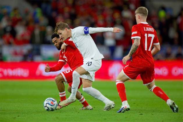 RECORD DATE NOT STATED Football - UEFA Nations League - Group A4 - Wales v Norway CARDIFF, WALES - Thursday, October 1, 2026: Norway s Martin odegaard is challenged by Wales Jay Dasilva (L) during the UEFA Nations League Group A4 Matchday 3 match between Wales and Norway at the Cardiff City Stadium. (Photo by David Rawcliffe Propaganda) CARDIFF Cardiff City Stadium CARDIFF WALES  Copyright: xDavidxRawcliffex 2026-10-01-Wales_v_Norway-048