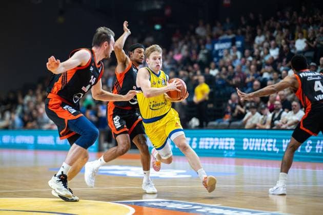 BASKETBALL EASYCREDIT BBL MATCHDAY 1 SCIENCE CITY JENA RASTA VECHTA ** FOR EDITORIAL PURPOSES ONLY ** EDITORIAL USE ONLY ** p 01 10 2026 Jena Basketball easyCredit BBL 1 Basketball Bundesliga 2026–2027 Season Matchday 1 Sparkassen Arena Science City Jena RASTA Vechta in the photo: Raphael Falkenthal 2 Science City Jena in a duel with Philipp Herkenhoff 14 RASTA Vechta and Nelson Weidemann 30 RASTA Vechta Germany Thuringia Jena Copyright SaschaxFromm Copyright: SaschaxFromm doc87ufcz4we9fct9d4n6w ,EDITORIAL USE ONLY Copyright: SaschaxFromm