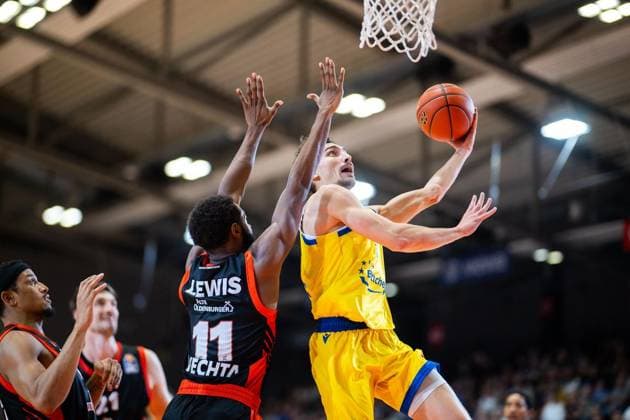 BASKETBALL EASYCREDIT BBL MATCHDAY 1 SCIENCE CITY JENA RASTA VECHTA ** FOR EDITORIAL PURPOSES ONLY ** EDITORIAL USE ONLY ** p 01 10 2026 Jena Basketball easyCredit BBL 1 Basketball Bundesliga 2026–2027 Season Matchday 1 Sparkassen Arena Science City Jena vs. RASTA Vechta in the photo: Kristofer Krause (36) of Science City Jena in a duel with Matt Lewis (11) of RASTA Vechta Germany Thuringia Jena Copyright SaschaxFromm Copyright: SaschaxFromm doc87ufczdlz071ppsyu2o ,EDITORIAL USE ONLY Copyright: SaschaxFromm