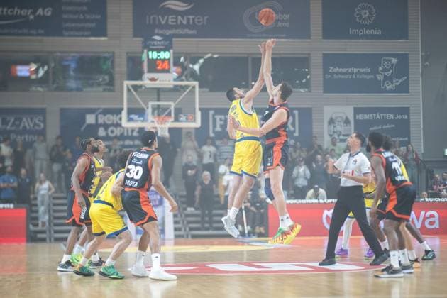 BASKETBALL EASYCREDIT BBL MATCHDAY 1 SCIENCE CITY JENA RASTA VECHTA ** FOR EDITORIAL PURPOSES ONLY ** EDITORIAL USE ONLY ** p 01 10 2026 Jena Basketball easyCredit BBL 1 Basketball Bundesliga 2026–2027 Season Matchday 1 Sparkassen Arena Science City Jena RASTA Vechta in the photo Tip-off Alexander James Herrera 41 Science City Jena Tibor Pleiß 21 RASTA Vechta Germany Thuringia Jena Copyright SaschaxFromm Copyright: SaschaxFromm doc87ufcyzul39140o858yy ,EDITORIAL USE ONLY Copyright: SaschaxFromm