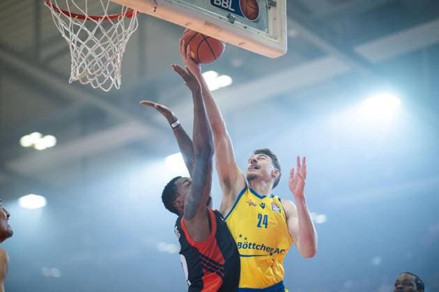 BASKETBALL EASYCREDIT BBL MATCHDAY 1 SCIENCE CITY JENA RASTA VECHTA ** FOR EDITORIAL PURPOSES ONLY ** EDITORIAL USE ONLY ** p 01 10 2026 Jena Basketball easyCredit BBL 1 Basketball Bundesliga 2026–2027 Season Matchday 1 Sparkassen Arena Science City Jena RASTA Vechta in the photo: Tanner Stuckman (24) of Science City Jena in a duel with Justin Edler Davis (10) of RASTA Vechta Germany Thuringia Jena Copyright SaschaxFromm Copyright: SaschaxFromm doc87ufcz3d3s1gpy4naa ,EDITORIAL USE ONLY Copyright: SaschaxFromm