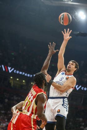 Crvena Zvezda v Anadolu Efes - EuroLeague BELGRADE, SERBIA - OCTOBER 1: Dario Saric (5) of Anadolu Efes in action against Semi Ojeleye (37) of Crvena Zvezda during the EuroLeague basketball match between Crvena Zvezda and Anadolu Efes at Belgrade Arena in Belgrade, Serbia, on October 1, 2026. Filip Stevanovic Anadolu Belgrade Serbia. Editorial use only. Please get in touch for any other usage.  Copyright: x2026xAnadoluxFilipxStevanovicx