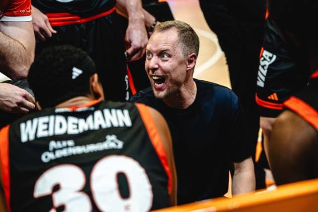 easycredit BBL Basketball Bundesliga 2026–2027 Rescheduled Game, Matchday 1: Science City Jena vs. RASTA Vechta on October 1, 2026; Vechta Coach Christian Held gets emotional during his team talk at Sparkassen Arena