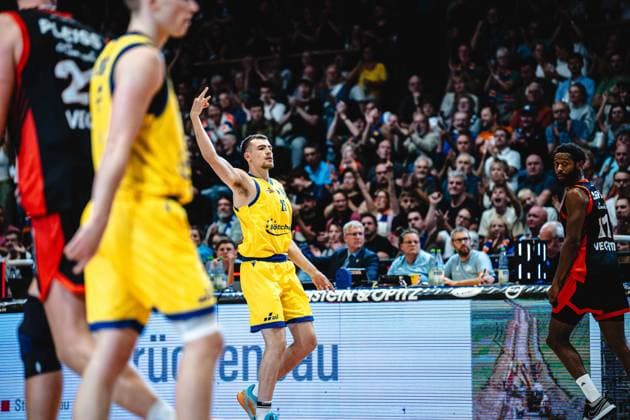 easycredit BBL Basketball Bundesliga 2026–2027 Rescheduled Match, Matchday 1: Science City Jena vs. RASTA Vechta on October 1, 2026; Lorenz Bank Jena celebrates a three-pointer at Sparkassen Arena