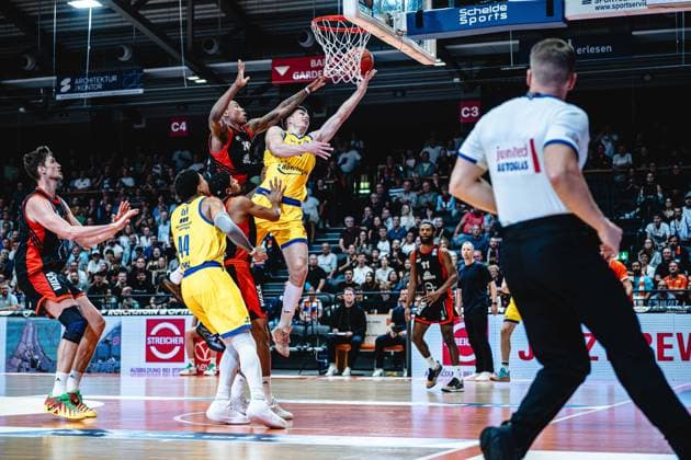 easycredit BBL Basketball Bundesliga 2026–2027 Make-up Game, Matchday 1: Science City Jena vs. RASTA Vechta on October 1, 2026. A tough battle as Christian Skladanowski of Jena (left) drives to the basket against Justin Edler Davis of Vechta at Sparkassen Arena.