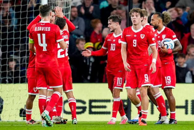Soccer, Nations League: Wales vs. Norway, Nations League, Cardiff, Wales 20261001 Wales Daniel James is congratulated after the 1-1 draw in the international soccer match between Wales and Norway in the Nations League at Cardiff City Stadium. Photo: Lise Aserud, NTB, Cardiff, Wales. EDITORIAL USE ONLY. RESTRICTED USE FOR BETTING COMPANIES.  Copyright: xLisexAserudxx xNTBx