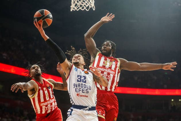 Crvena Zvezda v Anadolu Efes - EuroLeague BELGRADE, SERBIA - OCTOBER 1: Matthew Strazel (32) of Anadolu Efes in action against Semi Ojeleye (37) of Crvena Zvezda during the EuroLeague basketball match between Crvena Zvezda and Anadolu Efes at Belgrade Arena in Belgrade, Serbia, on October 1, 2026. Filip Stevanovic Anadolu Belgrade Serbia. Editorial use only. Please get in touch for any other usage.  Copyright: x2026xAnadoluxFilipxStevanovicx