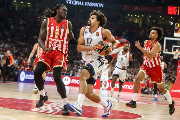 Crvena Zvezda v Anadolu Efes - EuroLeague BELGRADE, SERBIA - OCTOBER 1: Collin Malcolm (17) of Anadolu Efes in action against Johnathan Motley (0) of Crvena Zvezda during the EuroLeague basketball match between Crvena Zvezda and Anadolu Efes at Belgrade Arena in Belgrade, Serbia, on October 1, 2026. Filip Stevanovic Anadolu Belgrade Serbia. Editorial use only. Please get in touch for any other usage.  Copyright: x2026xAnadoluxFilipxStevanovicx