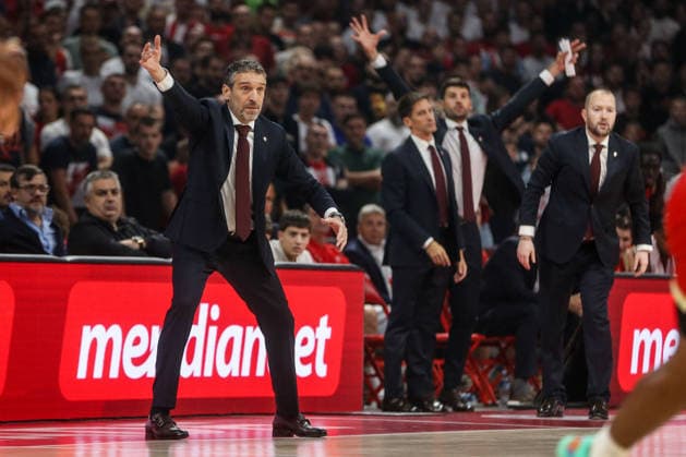Crvena Zvezda v Anadolu Efes - EuroLeague BELGRADE, SERBIA - OCTOBER 1: Head coach of Crvena Zvezda, Ibon Navarro (L) reacts during the EuroLeague basketball match between Crvena Zvezda and Anadolu Efes at Belgrade Arena in Belgrade, Serbia, on October 1, 2026. Filip Stevanovic Anadolu Belgrade Serbia. Editorial use only. Please get in touch for any other usage.  Copyright: x2026xAnadoluxFilipxStevanovicx