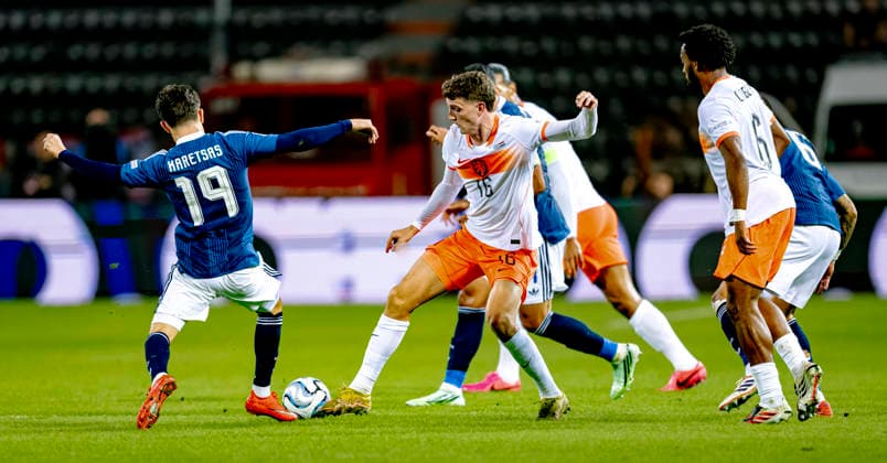 THESSALONIKI, Greece: Forward Konstantinos Karetsas of Greece and midfielder Guus Til of the Netherlands during the UEFA Nations League match between Greece and the Netherlands at Toumba Stadium on October 1, 2026, in Thessaloniki, Greece. Photo by DeFodi Images