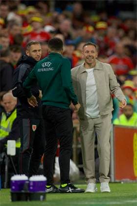 RECORD DATE NOT STATED Football - UEFA Nations League - Group A4 - Wales v Norway CARDIFF, WALES - Thursday, October 1, 2026: Wales head coach Craig Bellamy speaks to fourth official Victor Garcia Verdura (L) during the UEFA Nations League Group A4 Matchday 3 match between Wales and Norway at the Cardiff City Stadium. (Photo by David Rawcliffe Propaganda) CARDIFF Cardiff City Stadium CARDIFF WALES  Copyright: xDavidxRawcliffex 2026-10-01-Wales_v_Norway-058