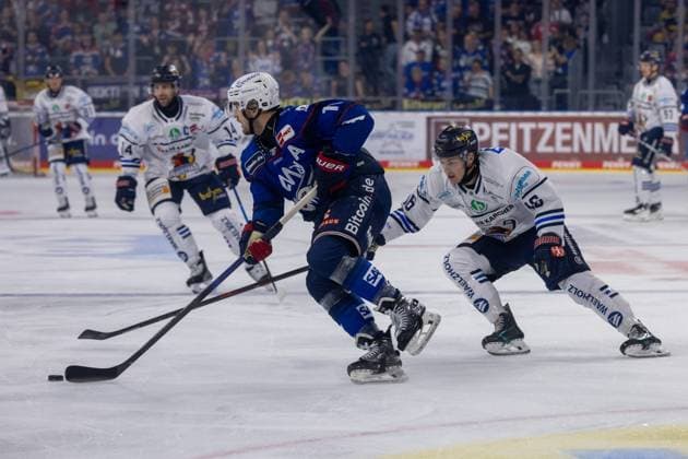 DEL, German Ice Hockey League, 2026–27 Season, Matchday 5: Adler Mannheim vs. Iserlohn Roosters. Kristian Reichel, 11, Mannheim, has the puck. Copyright: xUdoxHerrmannx